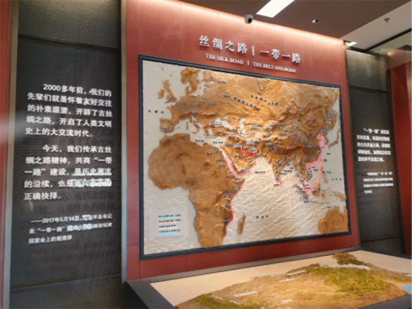 宣絨布加極窄型材展板，亞克力立體字